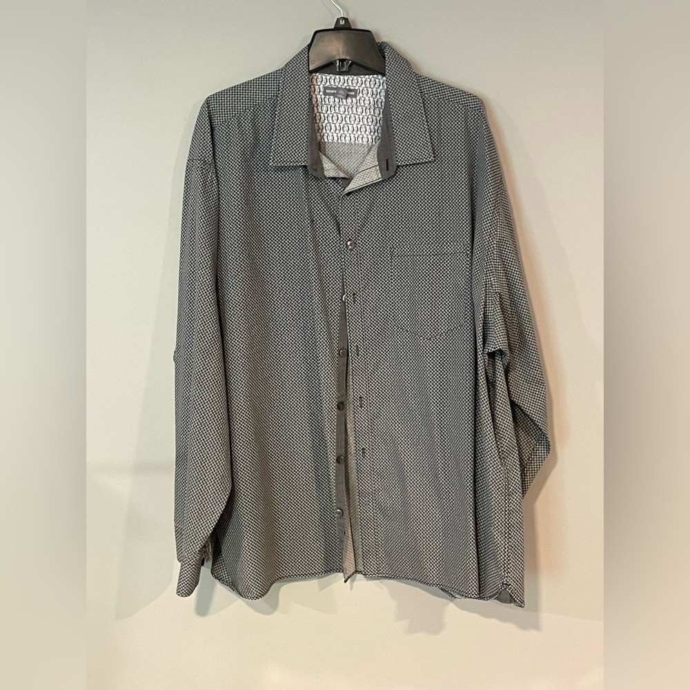 Excellent condition men’s size 3xl neck size 20-20 1/2 color black and white